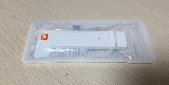 Упаковка Xiaomi Mi Wi-Fi Amplifier Упакованный усилитель сигнала Xiaomi Mi Wi-Fi Amplifier