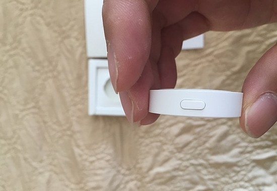 Кнопка включения Xiaomi Mi Smart Home Temperature/Humidity Sensor Расположение кнопки включения Xiaomi Mi Smart Home Temperature/Humidity Sensor