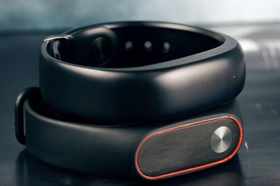 Экраны фитнес-браслетов Xiaomi Mi Band 2 и Meizu Band H1 Сравнение дизайна экранов фитнес-браслетов Xiaomi Mi Band 2 и Meizu Band H1