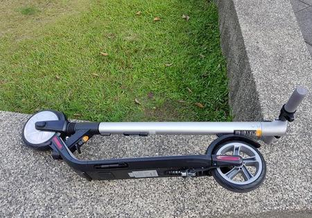 Электросамокат Ninebot Kickscooter в сложенном виде Внешний вид сложенного электросамоката Ninebot Kickscooter