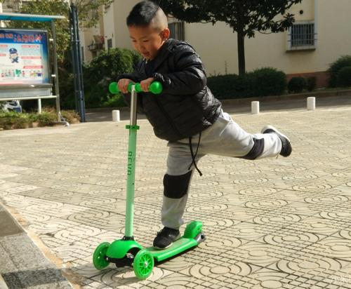 Катание на самокате Xiaomi Beva Children's Scooter Управление самокатом Xiaomi Beva Children's Scooter
