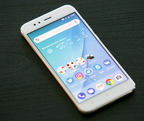 Лицевая сторона смартфона Xiaomi Mi A1 Внешний вид лицевой стороны смартфона Xiaomi Mi A1