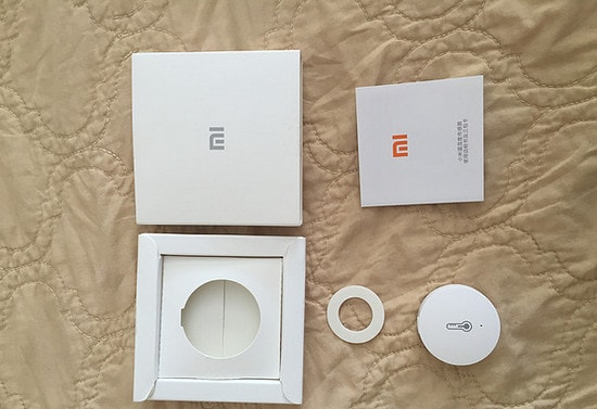 Комплектация Xiaomi Mi Smart Home Temperature/Humidity Sensor Элементы комплекта Xiaomi Mi Smart Home Temperature/Humidity Sensor