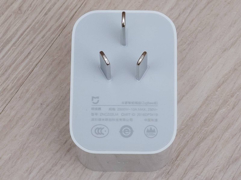 Внешний вид вилки на нижней части розетки Xiaomi Mi Smart Внешний вид вилки на нижней части розетки Xiaomi Mi Smart