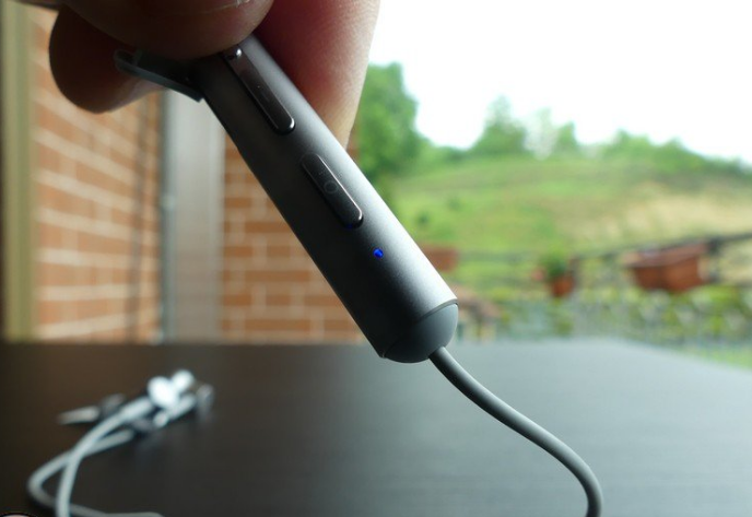 Xiaomi Mi Bluetooth Collar Earphones индикатор активного режима Xiaomi Mi Bluetooth Collar Earphones левый наконечник