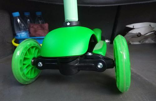 Система крепления колес на детском самокате Xiaomi Beva Children's Scooter Принцип установки передних колес на самокате Xiaomi Beva Children's Scooter