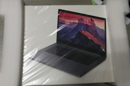 Защитная пленка на упаковке ноутбука Xiaomi Mi Gaming Laptop Упаковка ноутбука Xiaomi Mi Gaming Laptop в защитную пленку
