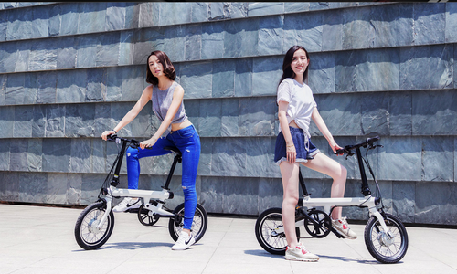 Катание на электровелосипеде Xiaomi MiJia QiCycle Процесс катания на электровелосипеде Xiaomi MiJia QiCycle