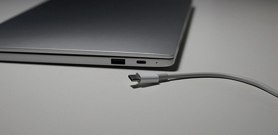 Разъемы ноутбука Xiaomi Mi Notebook Air 12,5 Порты USB Type-C и USB 3.0 в ноутбуке Xiaomi Mi Notebook Air 12,5