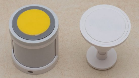 Датчик Xiaomi Aqara Motion Sensor в разобранном виде Корпус Xiaomi Aqara Motion Sensor и его основание