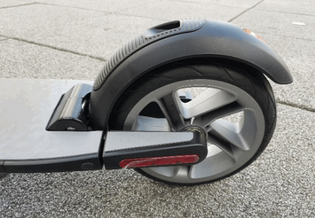 Заднее колесо и механический тормоз электросамоката Ninebot Kickscooter Внешний вид механического тормоза электросамоката Ninebot Kickscooter