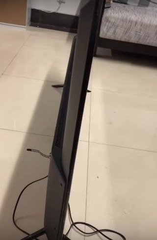Вид сбоку на Xiaomi Mi TV 4C Вид сбоку на телевизор Xiaomi Mi TV 4C