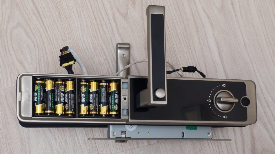 Открытый батарейный отсек в дверном замке Xiaomi Aqara Smart Fingerprint Door Lock Открытый батарейный отсек в дверном замке Xiaomi Aqara Smart Fingerprint Door Lock