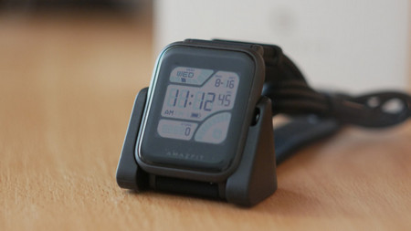 Умные часы Xiaomi Huami Amazfit Bip на подзарядке Дизайн умных часов Xiaomi Huami Amazfit Bip