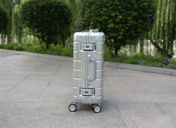 Фото чемодана Xiaomi Mi 90 Points Metal Suitcase 20 Фото чемодана Xiaomi Mi 90 Points Metal Suitcase 20