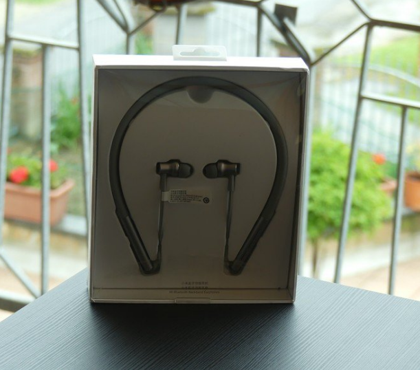 Xiaomi Mi Bluetooth Collar Earphones внешний вид упаковки Xiaomi Mi Bluetooth Collar Earphones внешний вид упаковки