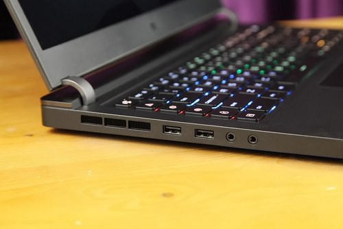 Левая грань ноутбука Xiaomi Mi Gaming Laptop Технологические разъемы на левой грани ноутбука Xiaomi Mi Gaming Laptop