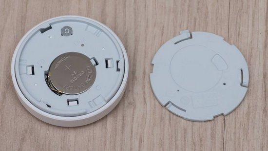 Оборотная сторона Xiaomi Mi Smart Home Wireless Switch Расположение элемента питания в Xiaomi Mi Smart Home Wireless Switch
