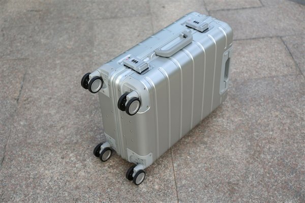 Фото чемодана Xiaomi Mi 90 Points Metal Suitcase 20 Фото чемодана Xiaomi Mi 90 Points Metal Suitcase 20