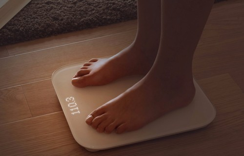 Взвешивание на умных весах Xiaomi Mi Smart Scale Процесс взвешивания на умных весах Xiaomi Mi Smart Scale
