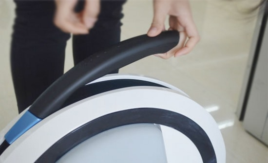 Ручка моноколеса Xiaomi NineBot One Е+ Извлечение ручки моноколеса Xiaomi NineBot One Е+